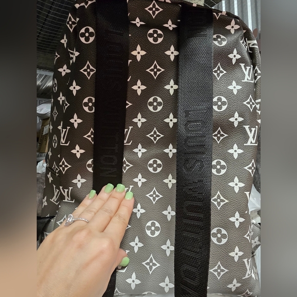 Backpack LV super light and easy to carry, sz Regular